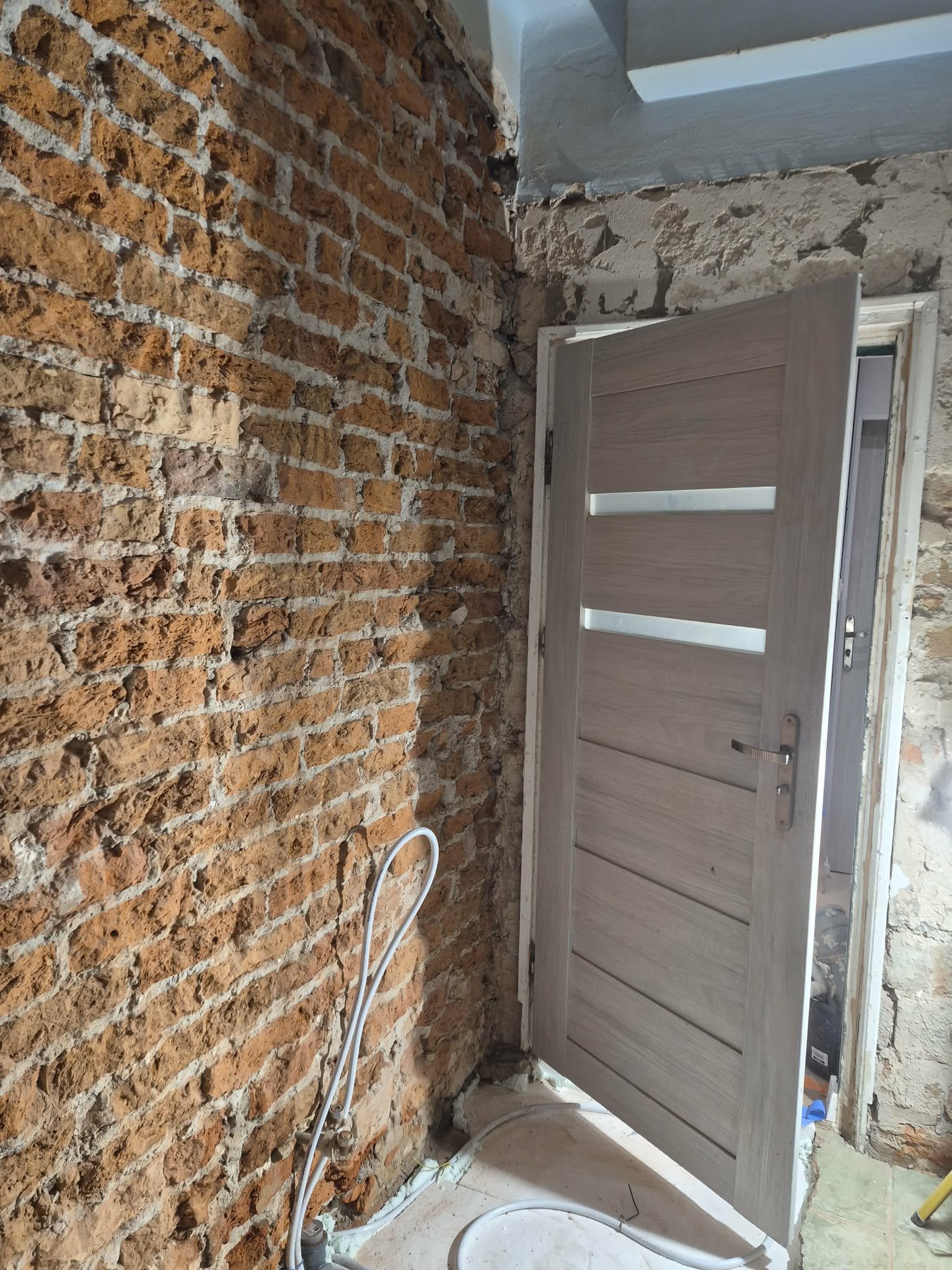 Instalacja drzwi wewnętrznych w trakcie remontu — Boltica