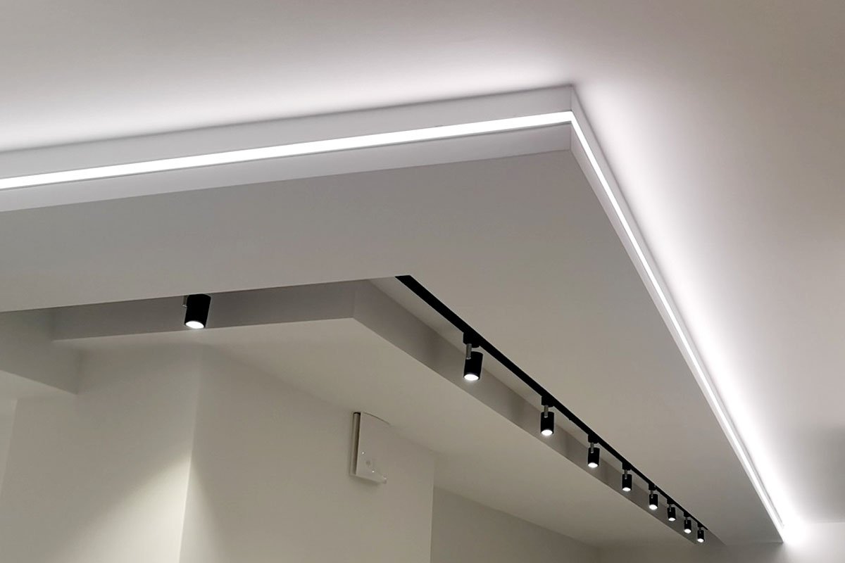 Sufit z taśmą LED i szyną reflektorów — skończone oświetlenie wnętrza